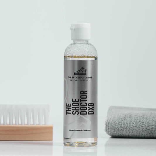 Scrub away stubborn dirt and grime with the premium brushes included in this professional sneaker cleaning kit. Reach every nook and cranny for a flawless finish